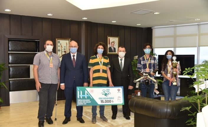 Rektör Ünal TEKNOFEST’te ödül kazanan ’Atakuş İHA Takımı’nı tebrik etti
