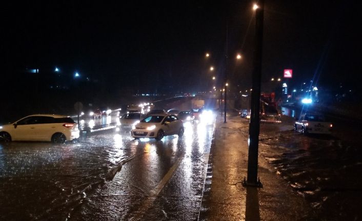 Sağanak yağış sonrası yollar göle döndü, İstanbul - Çanakkale yolu trafiğe kapandı