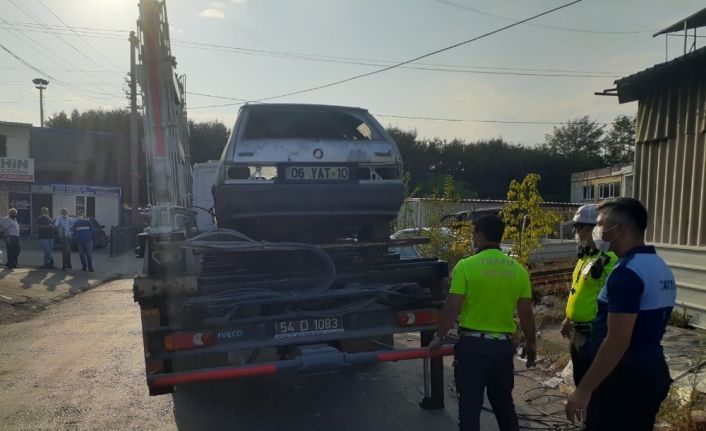 Sakarya’da polis ile zabıta ekipleri hurda ve atıl araç avına çıktı