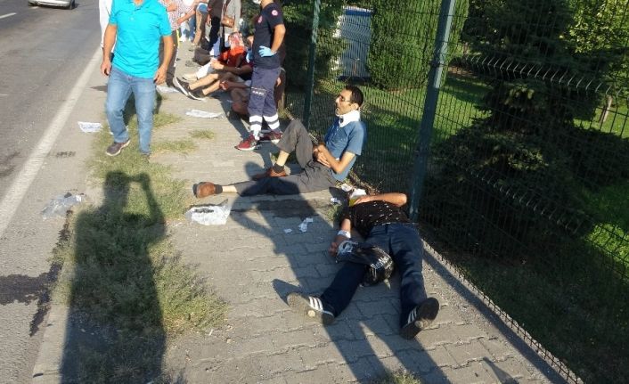Samsun’da dolmuş minibüs ile otomobilin çarpıştığı kazada çok sayıda yolcu yaralandı.
