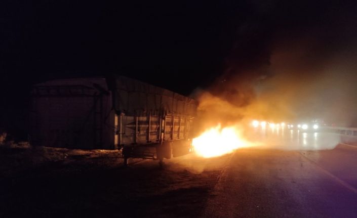 Seyir halindeki tırın lastikleri alev alev yandı