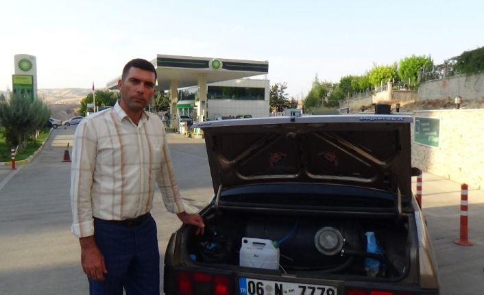 Siirt’te yaşayan fizik mühendisi, arabasını suyla çalıştıran cihaz yaptı