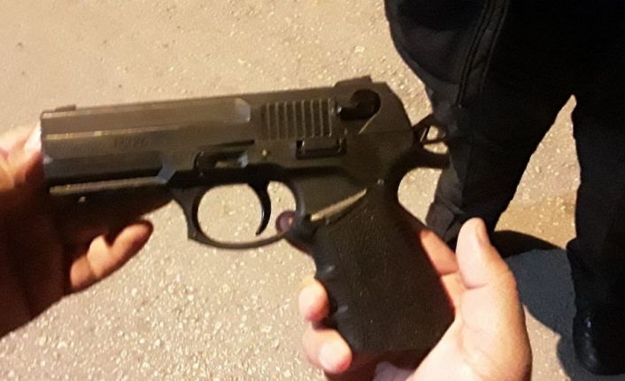 Silahı göle attı polisten kaçtı, kovalamaca sonrası yakalandı