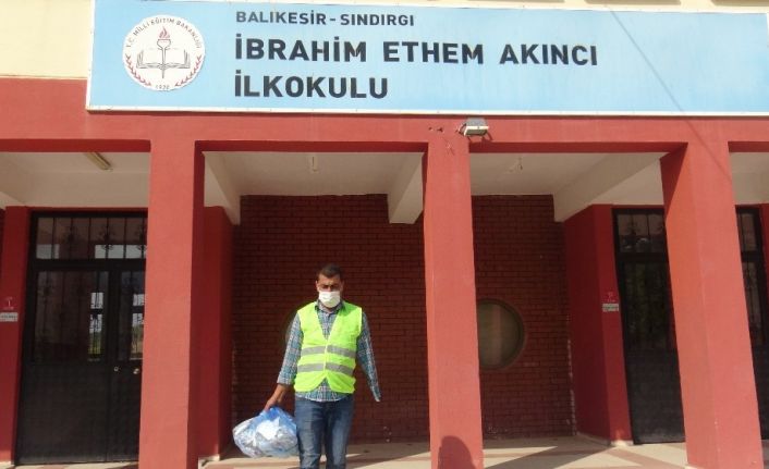 Sındırgı’da öğrencilere renkli maske ve kolonya