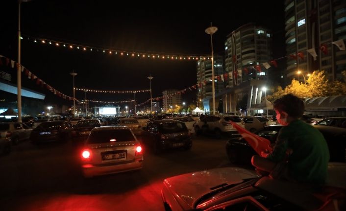 Sinema sanatçısı Hayat Van Eck’in de katıldığı arabalı sinema etkinliğine büyük ilgi