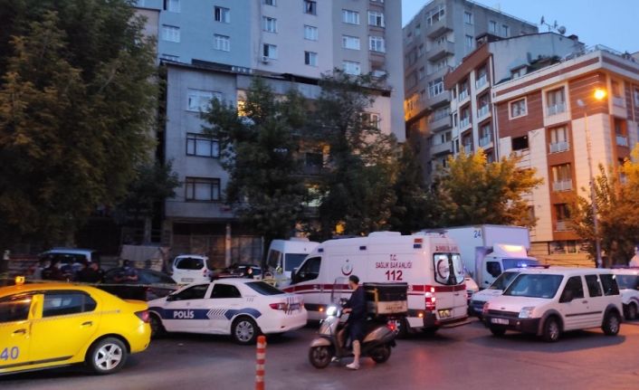 Şişli’de bir kişi börekçiden aldığı bıçakla cadde üzerinde tartıştığı kişiyi öldürdü
