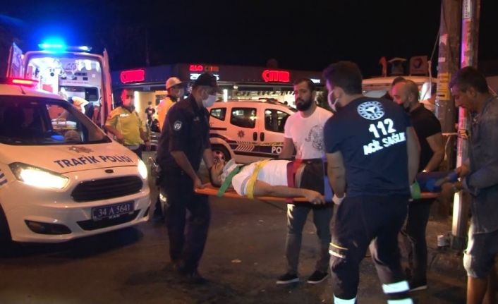 Şişli’de çalıntı motosikletle polisten kaçan şüpheliler taksiye çarptı:2 yaralı