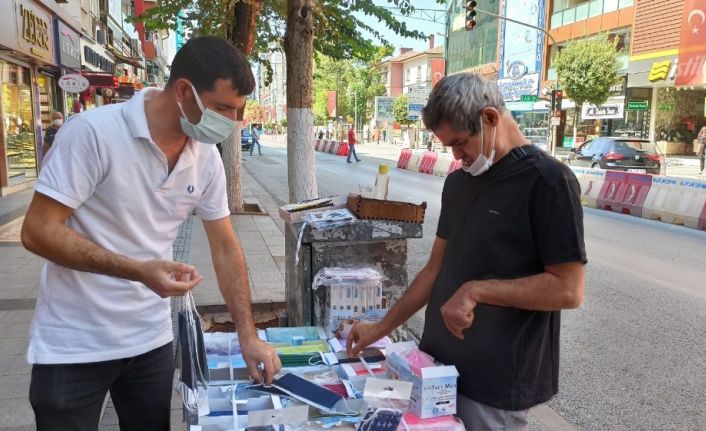 Tıp fakültesini kazanan kızını okutmak için maske satıyor