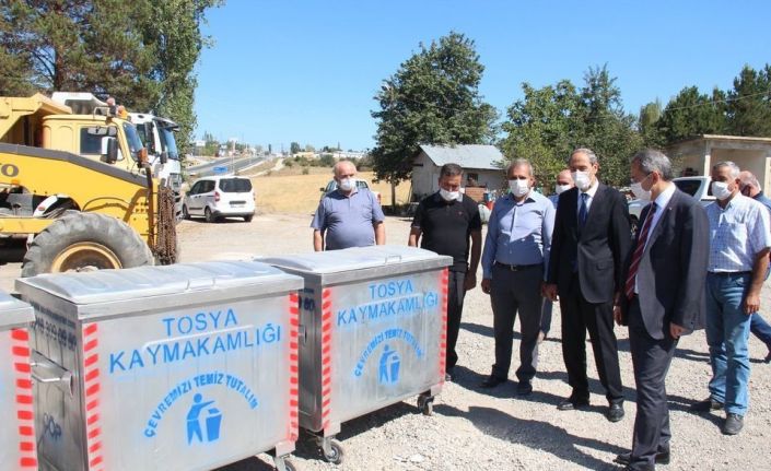 Tosya’da yeni çöp konteynerleri muhtarlara teslim edildi