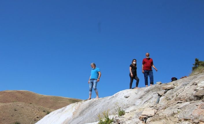 Travertenler, görsel güzelliğinin yanı sıra suyunun şifalı olduğuna inanlar tarafından ilgi görüyor
