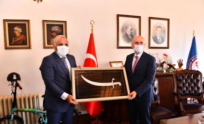 Ulaştırma ve Alt Yapı Bakanı Adil Karaismailoğlu Trabzon’da Büyükşehir Belediyesi’nin çalışmaları ile ilgili bilgi aldı