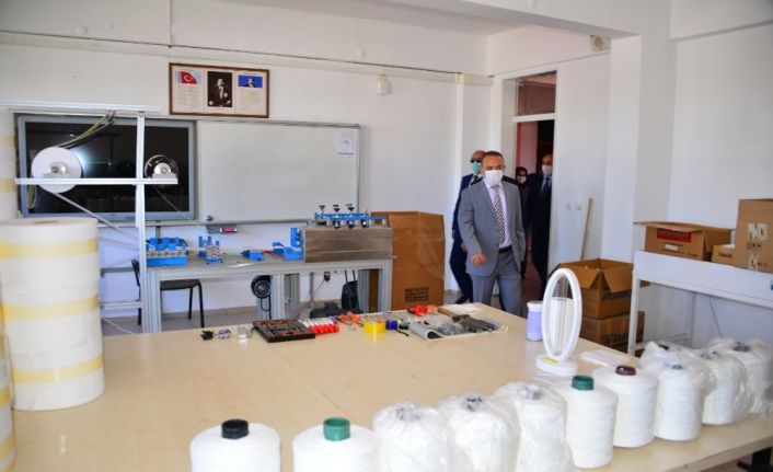 Vali Hüseyin Öner, Şehit Türkmen Tekin Meslek Lisesinde maske üretimi atölyesini ziyaret etti