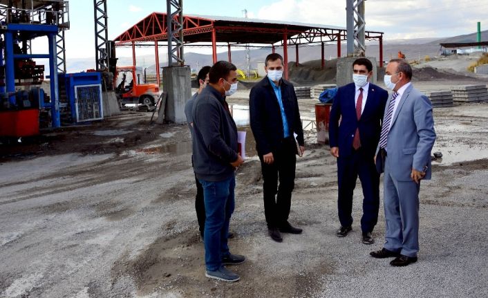 Vali Öner, İl Özel İdaresinin asfalt plenti ve köylerdeki kilit parke çalışmalarını denetledi