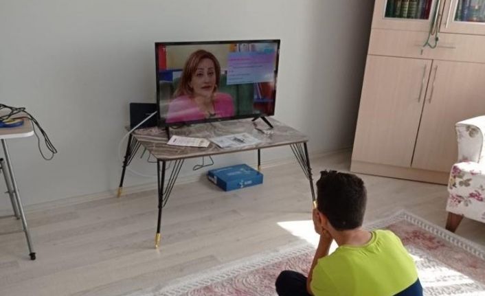 Valilik EBA TV’yi izleyemeyen çocuklara televizyon hediye etti