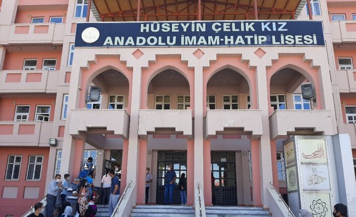 Van ’da ilk ve ortaöğretim öğrencileri için bursluluk sınavı başladı