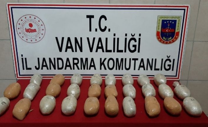Van’da park park halindeki bir araçaçtan 14 kilo 498 gram eroin ele geçirildi