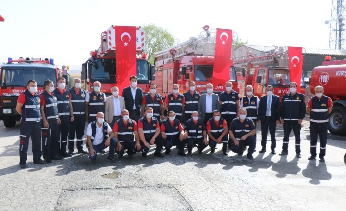 Yangında canını hiçe sayarak alevlerin ortasında yaralıları kurtaran itfaiye erine belediyeden ödül