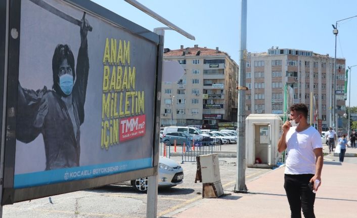Yeşilçam’ın unutulmaz isimlerinin yer aldığı afişleri gören maskesini takıyor