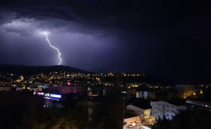 Yıldırım ve şimşekler hem korkuttu hem de görsel şölen sundu