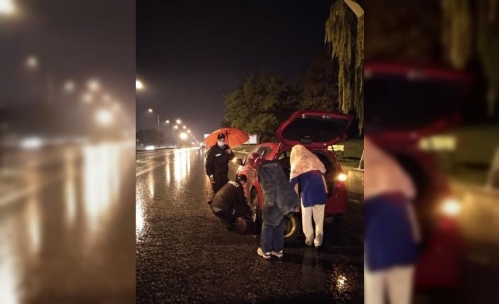 Yolda mahsur kalan sürücünün imdadına bekçiler yetişti