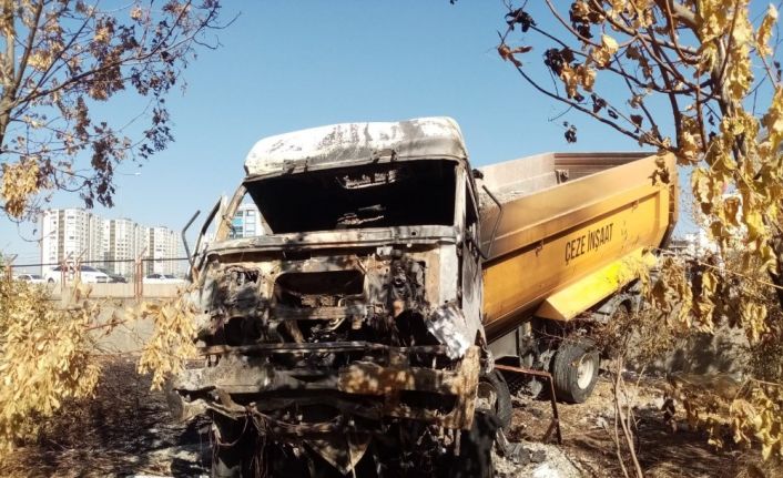 Yoldan çıkıp buğday pazarının bahçesine giren tırın enkazı 3 gündür kaldırılmadı