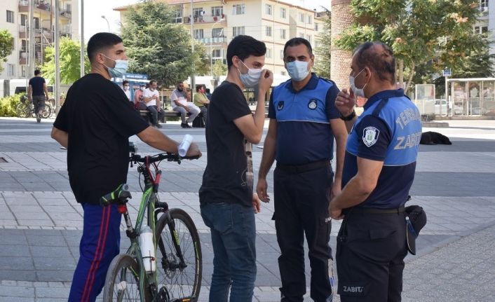 Zabıtadan yaya yoğunluğu olan bölgelerde maske kullanımı ve sosyal mesafe uyarısı