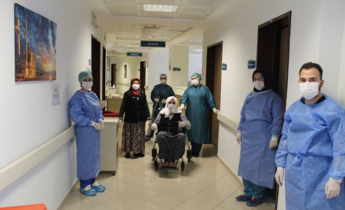 110 yaşında korona virüsü yenen Hamide Nine alkışlarla taburcu edildi
