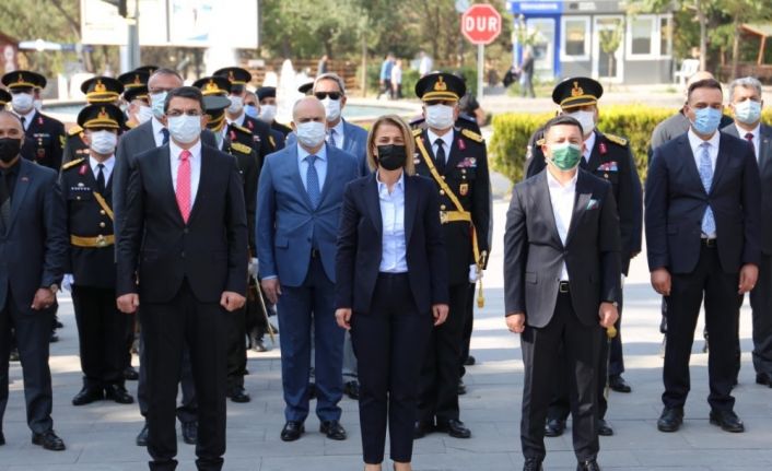 29 Ekim Cumhuriyet Bayramı çelenk sunma töreni yapıldı