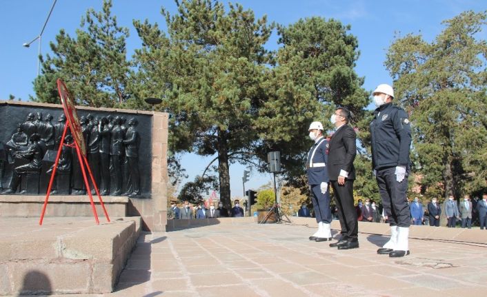 29 Ekim kutlamaları çelenk sunma töreni ile başladı