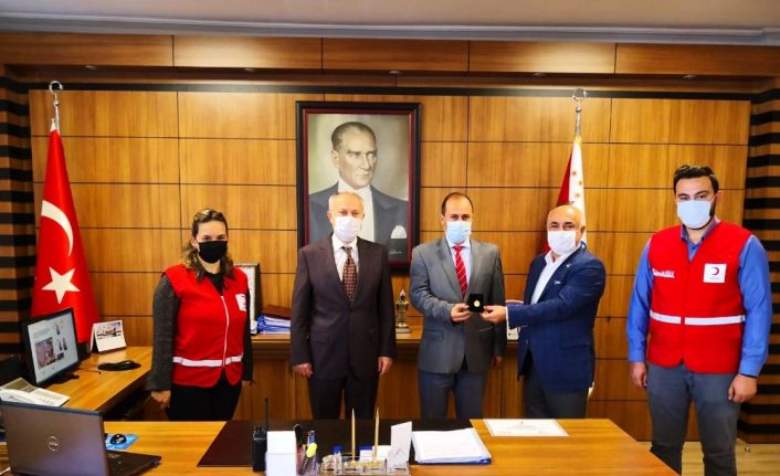 38 kez kan bağışında bulunan polis memuruna ’Altın Madalya’ ile ödüllendirildi