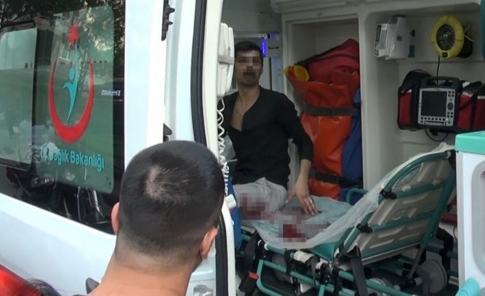 3 kişi tarafından bıçaklanan genç, fatura ödeme merkezine sığınarak kurtuldu