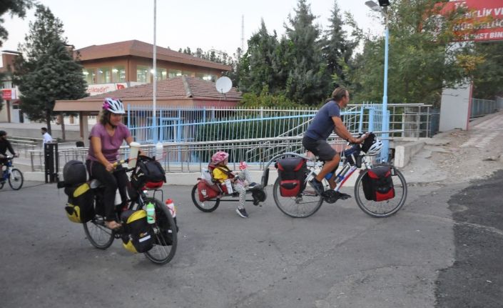 5 yaşındaki kızlarıyla bisiklete binip 105 günde 3 bin kilometre pedal çevirdiler