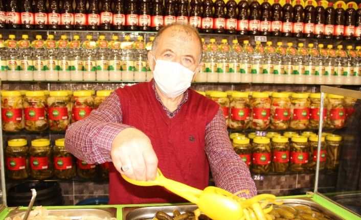 60 yıllık turşucu ’turşu nasıl kurulur’ tartışmalarına’ son noktayı koydu: