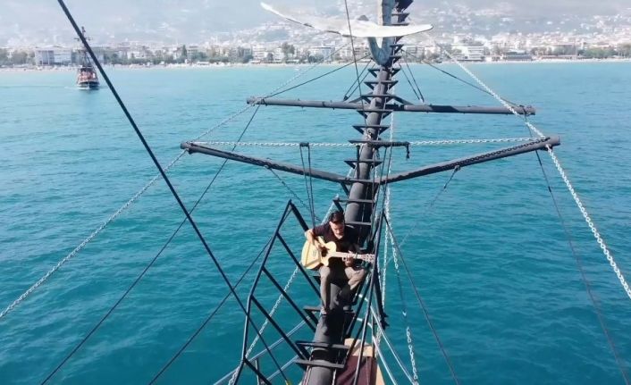 800 metre yüksekte gitar çalan psikolog bu kez de korsan olup gitarını konuşturdu