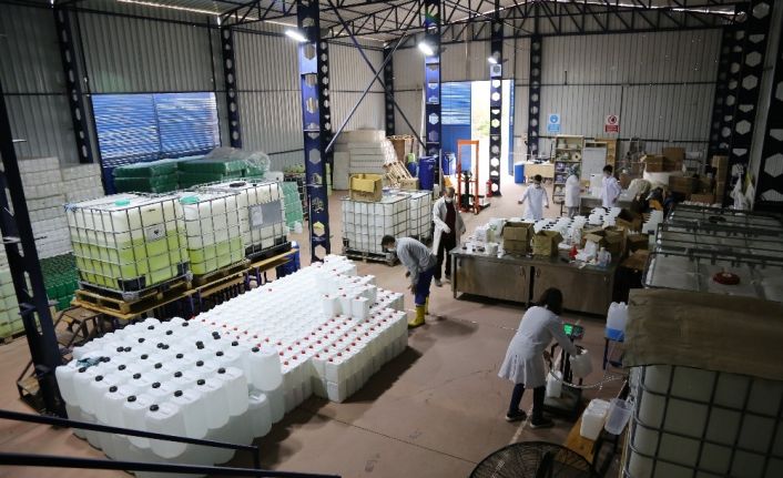 Açılan okulların dezenfektan ihtiyacını karşılamak için bu okul fabrika gibi çalışıyor