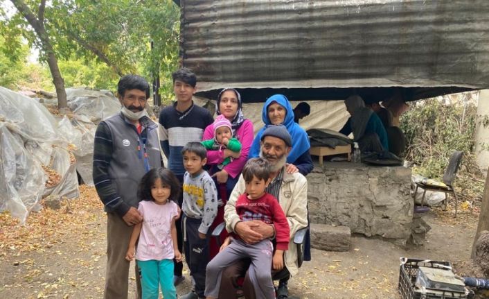 Afgan şair, savaştan kaçarak sığındığı Türkiye’de ekmek satarak geçimini sağlıyor