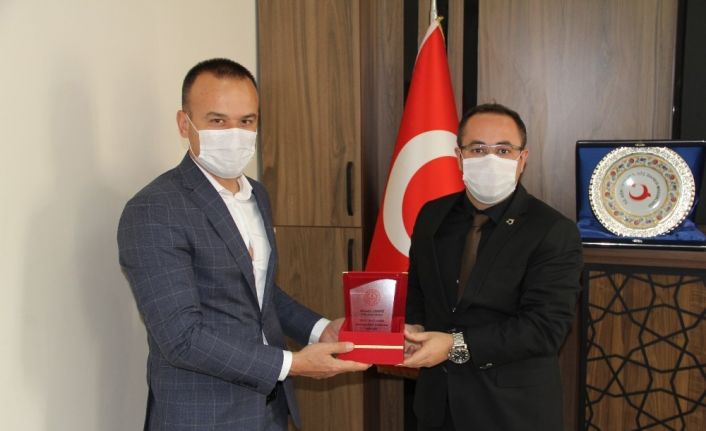 Ağrı Milli Eğitim Müdürü Tekin, eğitime desteklerinden dolayı Göç İdaresi Müdürü Yumak’a plaket verdi