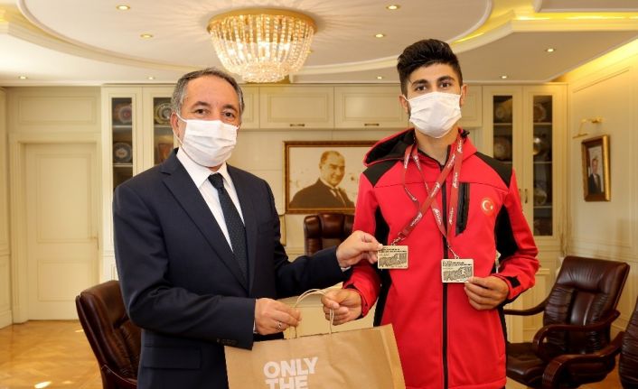 AİÇÜ Rektörü Prof. Dr. Karabulut, şampiyon sporcuyu kutladı