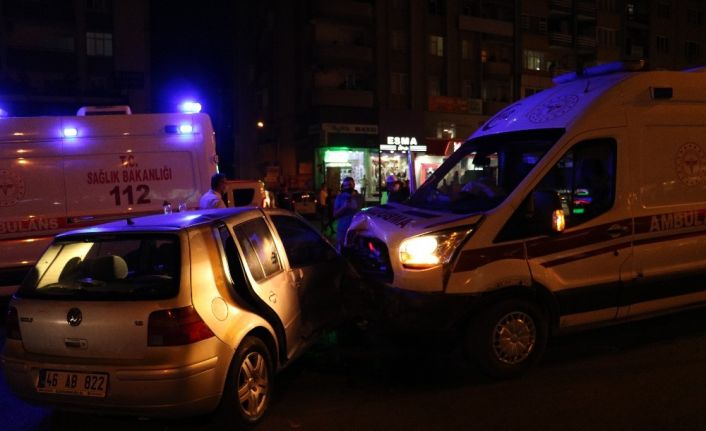 Ambulans ile otomobil çarpıştı: 6 yaralı