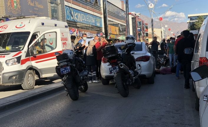 Annesine otomobille çarpan sürücüyü tekme tokat darp etti