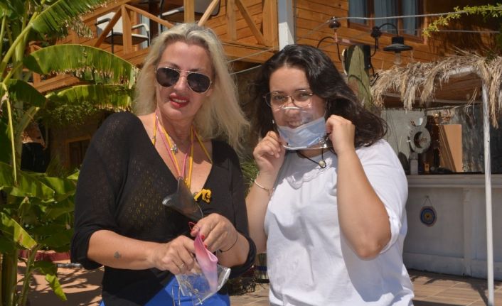 Annesinin kırmızı ruju ve işitme engellilerden ilham aldı, şeffaf maskeler üretti