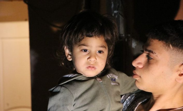 Annesinin yanında uyuyan 2 yaşındaki çocuğu kaçırmak istediler