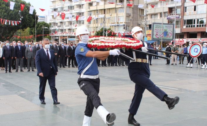 Antalya’da 29 Ekim Cumhuriyet Bayramı kutlamaları pandemi kuralları çerçevesinde başladı