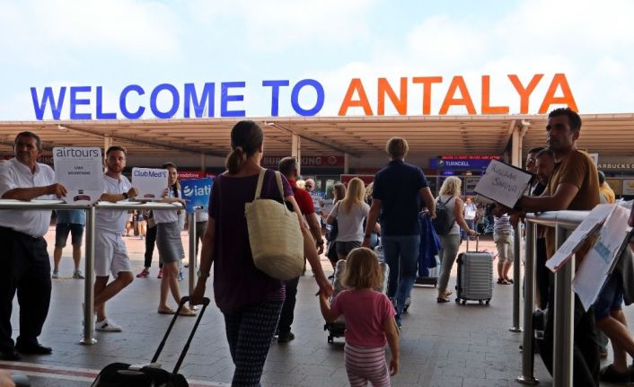 Antalya’ya dün, 18 ülkeden 108 uçakla 45 bin 502 turist geldi