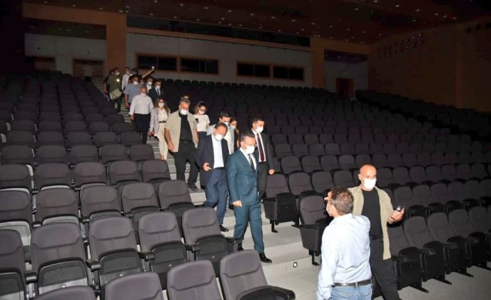 Aydın Valisi Aksoy, elektriği kesik olan kongre merkezinde inceleme yaptı