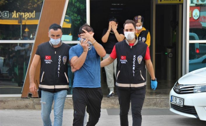 Aynı gün içinde 4 kuyumcuyu soyan 2 kişi polisten kaçamadı