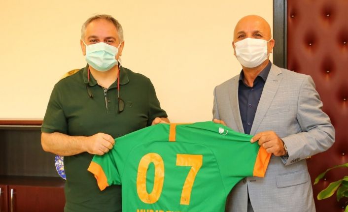 Aytemiz Alanyaspor Başkanı Hasan Çavuşoğlu’ndan Rektör Özkan’a forma
