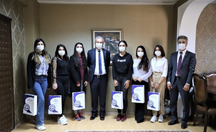 Azerbaycanlı tıp öğrencilerinden Rektör Akın’a ziyaret