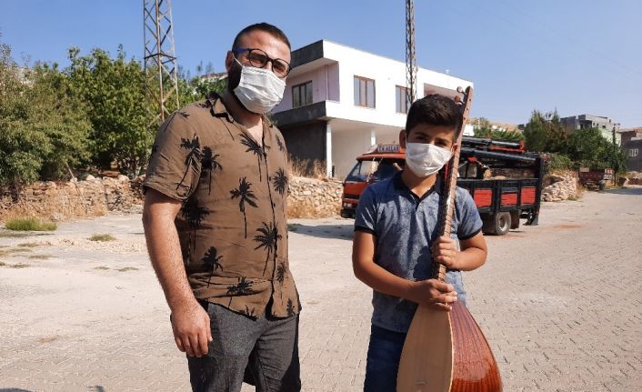 Babası söz verip alamadan hayatını kaybetti, 6 ay sonra onun için çalmaya başladı