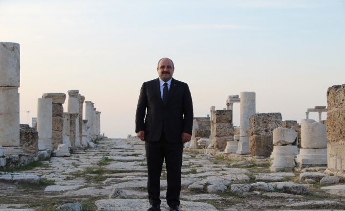 Bakan Varank, Denizli ziyaretini Loadikya Antik Kentinde gün batımına karşı tamamladı